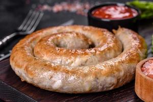 salsiccia fatta in casa al forno con spezie ed erbe aromatiche, primi piani foto