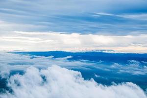 fantastiche nuvole bianche morbide su sfondo blu del cielo foto