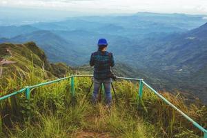 gli asiatici dell'uomo viaggiano rilassati durante le vacanze. fotografare il paesaggio sulla montagna.thailandia foto