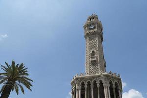 izmir, turchia, torre dell'orologio in piazza konak foto