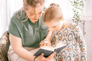 madre mamma figlia bambino casa esplorare il libro foto