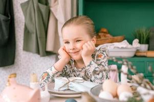 pasqua famiglia bambino pranzo cena a casa in attesa annoiato foto