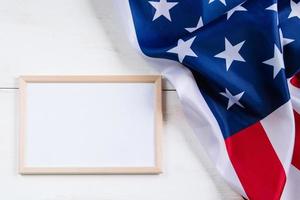 bandiera americana e cornice vuota per testo su sfondo bianco. cultura degli Stati Uniti. concetto di indipendenza, giorno della memoria o festa del lavoro.