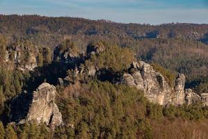 formazioni rocciose con foresta foto