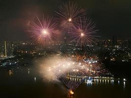 festival dei fuochi d'artificio loy kratong sul fiume chaophraya a Bangkok foto