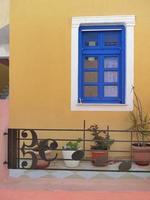 colori pastello blu finestra giallo muro note musicali recinzione oia santorini foto