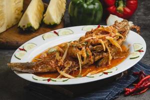 delizioso menù di pesce di cernia in agrodolce foto