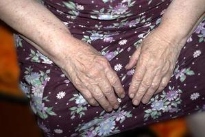 mani di una donna anziana foto