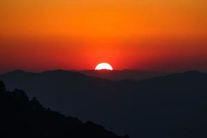 tramonto paesaggistico con silhouette di montagna foto