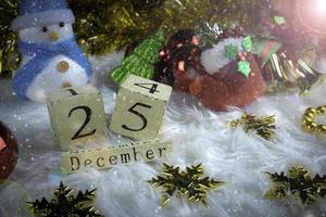 tema del giorno di natale con decorare.blocco di legno cubo calendario data presente 25 e mese dicembre.celebrazione concetto di natale e natale. foto