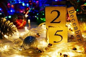 tema del giorno di natale con decorare e abete festive.wood cube block calendario data presente 25 e mese dicembre.celebrazione concetto di natale e natale. foto