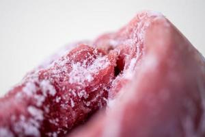 consistenza di carne cruda fresca congelata, primo piano, macro foto