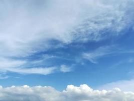 cielo azzurro e giornata nuvolosa. foto