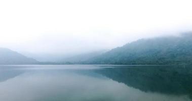 bellissimo paesaggio con vista sulle montagne e nebbia mattutina all'alba. incredibile sfondo naturale foto