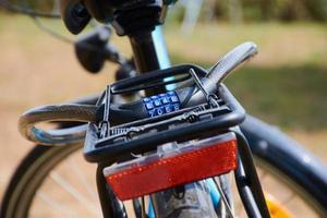 tagliato da una bicicletta, portabiciclette con lucchetto a combinazione foto