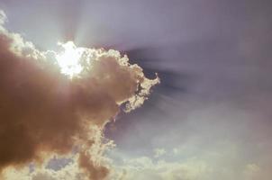 luce del sole che splende attraverso la nuvola. foto