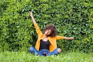 la felice e giovane donna afroamericana per strada che si diverte foto