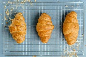 croissant appena sfornati sulla banda nera. croissant e pasticcini francesi e americani sono apprezzati in tutto il mondo. foto