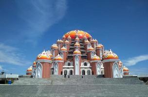 99 moschea di kubah emas o 99 moschea a cupola dorata sulla spiaggia di losari, makassar, indonesia foto