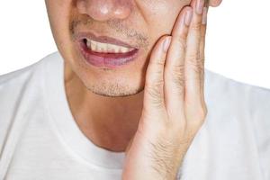 uomo asiatico mal di denti sfondo bianco, concetto di trattamento del canale radicolare foto