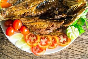 pesce persico bianco fritto con salsa di pesce foto