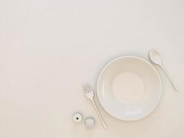 vista dall'alto del piatto vuoto con cucchiaio e folk in color crema.design per cibo e dessert concept.3d rendering foto