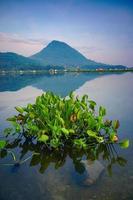 bei paesaggi con montagna e riflesso sui laghi. perfetto per carta da parati o sfondo naturale. mattina calma lunatica. foto gratis