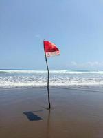 bandiera rossa della zona di pericolo della spiaggia del pangandaran foto