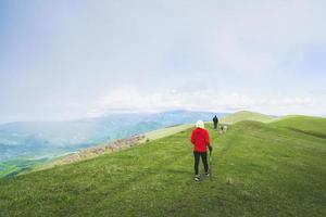 escursionista femminile nordic walking trekking all'aperto nella natura primaverile. escursione ad anello del monte ikvlivi. foto