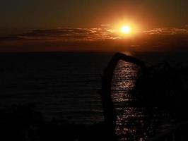 bellissimo tramonto sul mare in grecia foto