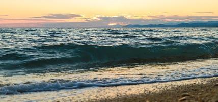 mare wawes sulla spiaggia in grecia foto