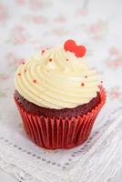 cupcakes di velluto rosso con cuore rosso in cima foto