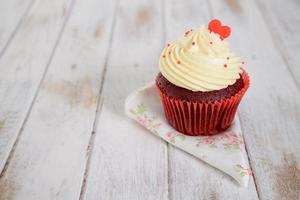 cupcakes di velluto rosso con cuore rosso in cima foto