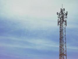 torre del telefono con nuvole bianche sullo sfondo. foto