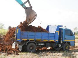 escavatore con pala gommata e dumper ribaltabile. foto