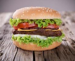 delizioso hamburger su legno foto