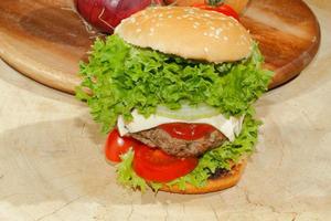hamburger, fast food, hamburger, bistecca di hamburger, lattuga, pomodoro, formaggio, cetriolo foto
