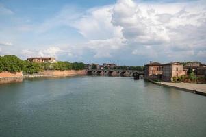 pont saint pierre, paesaggio urbano in una giornata di sole a tolosa, in francia, nell'estate 2022. foto