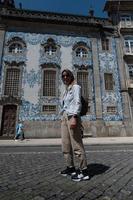 bella e antica facciata piastrellata della chiesa di capela das almas a porto, in portogallo, in una giornata di sole nell'estate 2022. foto