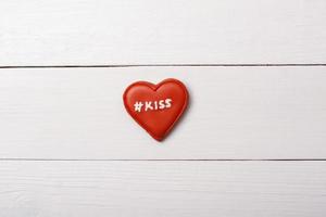 cuore con etichetta su un tavolo. bacio di san valentino foto