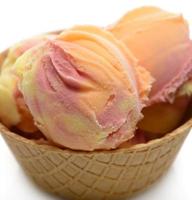 gelato sorbetto colorato su una ciotola di cialde