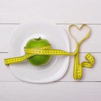 mela e centimetro sul piatto. fitness mangiare sano foto