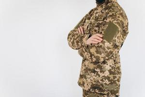 ritratto di un soldato ucraino in uniforme militare su sfondo bianco foto