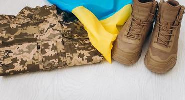 vestiti militari ucraini, scarpe, giacca, bandiera foto