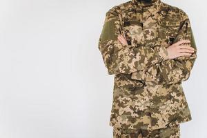 ritratto di un soldato ucraino in uniforme militare su sfondo bianco foto