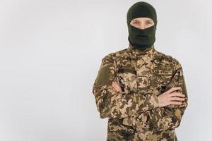 ritratto di un soldato ucraino in uniforme militare su sfondo bianco foto