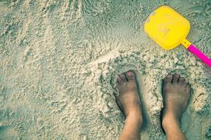 piede sulla sabbia bianca. foto