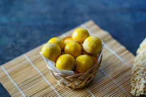 nastar è un dolce tipico indonesiano a base di farina di frumento ripieno di marmellata di ananas foto