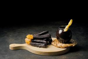 bastoncini di biscotti al cioccolato su uno sfondo bianco. foto