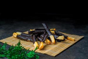 bastoncini di biscotti al cioccolato su uno sfondo bianco. foto